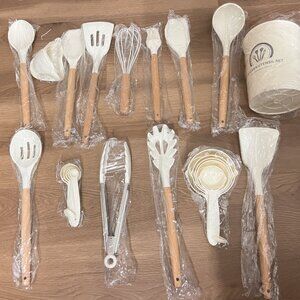 Silicone Kitchen Utensil Set 14 items w/ Holder ( New with box )